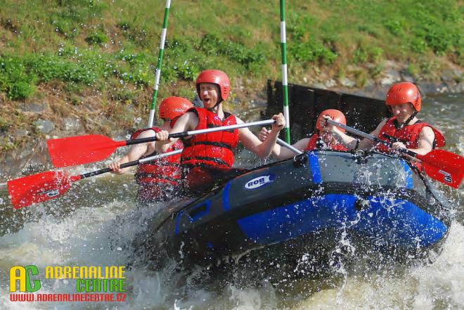 Velká krádež vodáckého materiálu ve Veltrusích