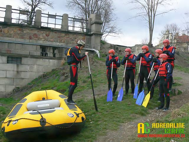 Velká krádež vodáckého materiálu ve Veltrusích