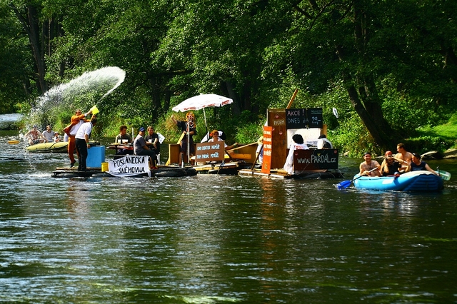 Plavba kuriozních plavidel ve Vyšším Brodě