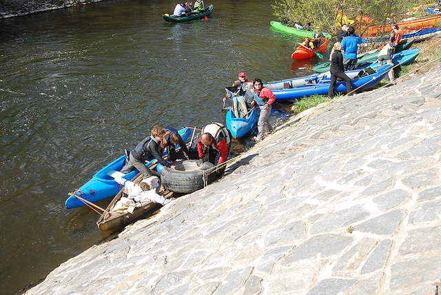 Vodáci čistili Chrudimku