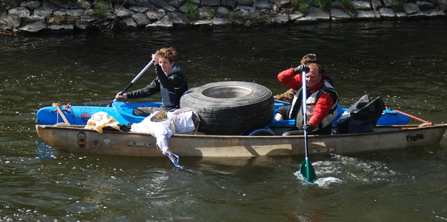 Vodáci čistili Chrudimku