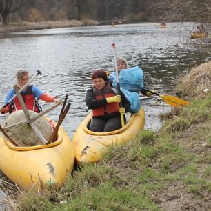 Dobrovolníci opět vyčistili řeku Sázavu