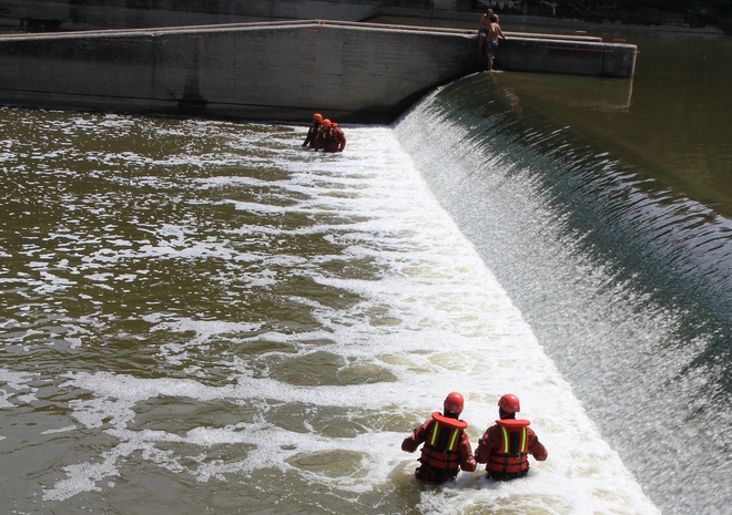 Vodáci bojují proti jezům zabijákům