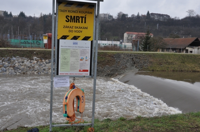 Vodáci bojují proti jezům zabijákům