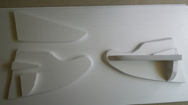 Složená nožní opěrka z desky XPS (T-kus)