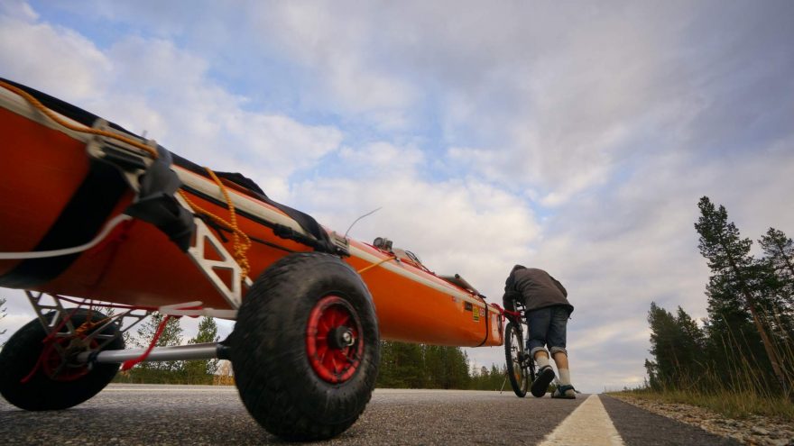 Z celkového počtu 5050 překonaných kilometrů Petr 550 km ujel na kole s kajakem zavěšeným na kolečkách