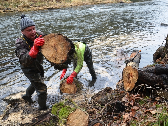 Část vodácké dálnice u Karlových Varů si oddychla od popadaných stromů