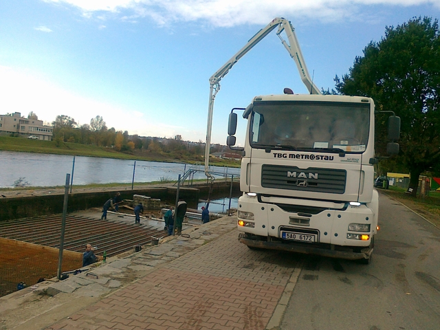 Stará dáma v novém kabátě