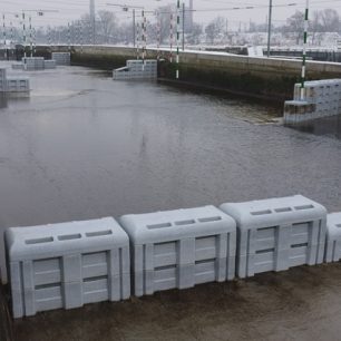 Stará dáma v novém kabátě