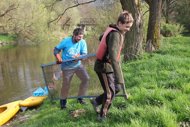 Dobrovolníci sesbírali z koryta a břehů řeky Sázavy 25 tun odpadků