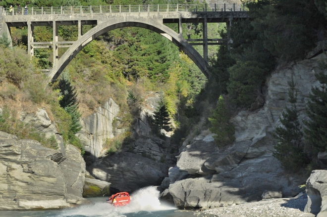 Vodní dobrodružství britského královského páru 