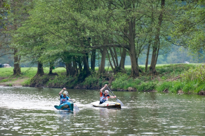 První důležité závody pro sjezdaře proběhly na rovné vodě