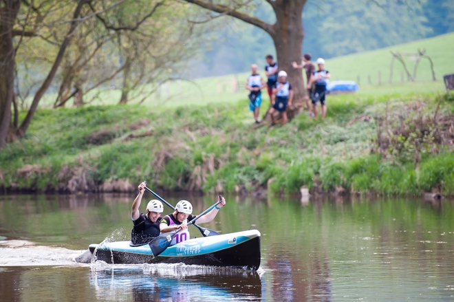 První důležité závody pro sjezdaře proběhly na rovné vodě