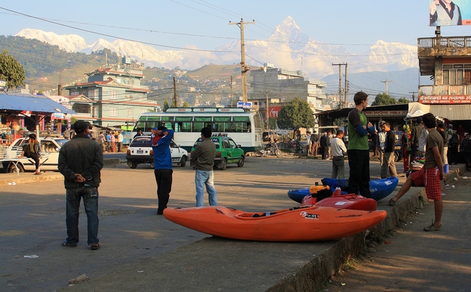 Čekání na autobus v Pokhaře