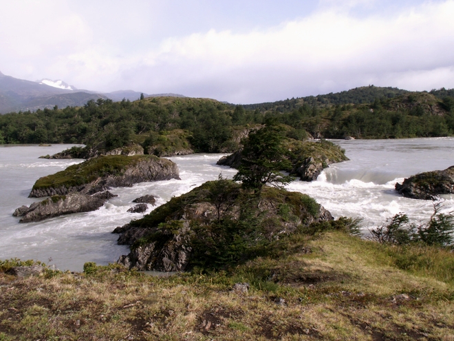 Río Serrano / Vodopád, který je třeba přenášet přes bahnitý kopec