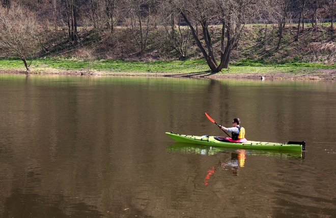 První opatrné záběry pádlem