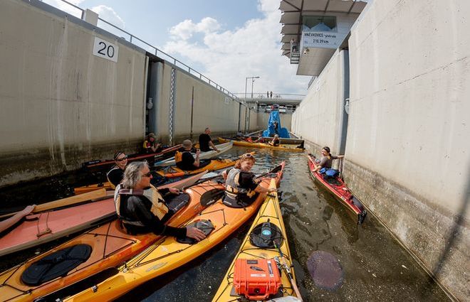 V hněvkovické komoře klesnete o 14 metrů. Většinou se přenáší