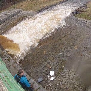 Poslední jez na spodní Rolavě - nesjízdný. Včas zastavit nad ním!