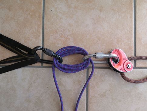 Šňůrou uděláte alespoň 3 až 4 závity (víc závitů = větší nosnost) skrz obě karabiny