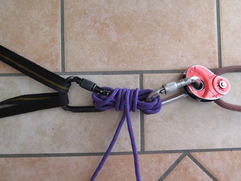 Stejný počet na obou koncích. Jen každé namotáváte jiným směrem, abyste je nakonec mohli svázat