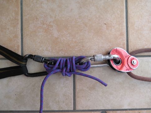 Svázat to můžete třeba obyčejným uzlem (křížová spojka). Uzel tu skoro není namáhán. Neměl by se ale při manipulaci rozvázat.