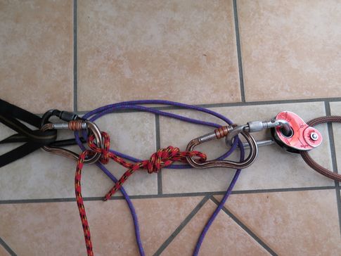 Pokud byste potřebovali systém uvolnit, povolíte uzel, odmotáte smyčky kolem smyček (volné konce nepouštíte z rukou) a pak už se systém začne uvolňovat.