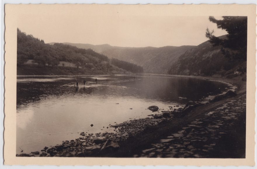 Pramen připlouvá na Sejce