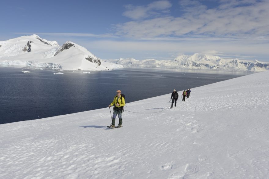 Kromě pádlování jsme se prošli s mačkami i po pobřeží