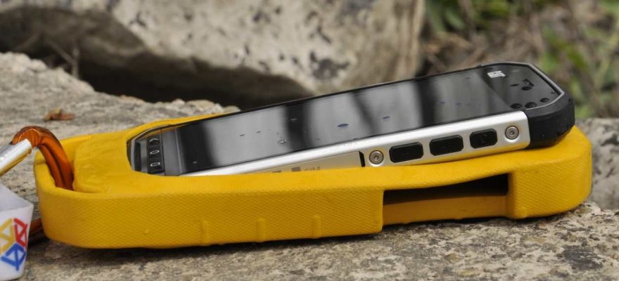 CAT S40 s pouzdrem Active Urban Buoy Case / F: Břeh