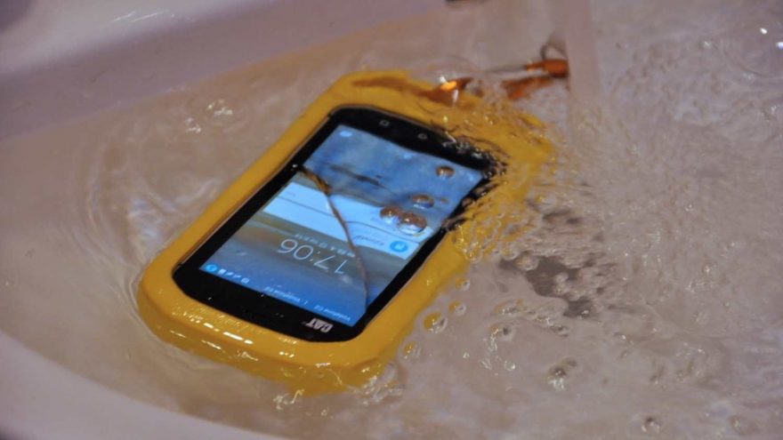 CAT S40 s pouzdrem Active Urban Buoy Case výborně plave / F: Břeh