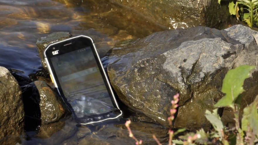 CAT S40 potřebuje házečku :-) / F: Břeh