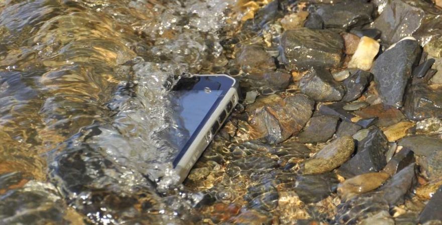 CAT S40 při zkoušce vodotěsnosti / F: Břeh