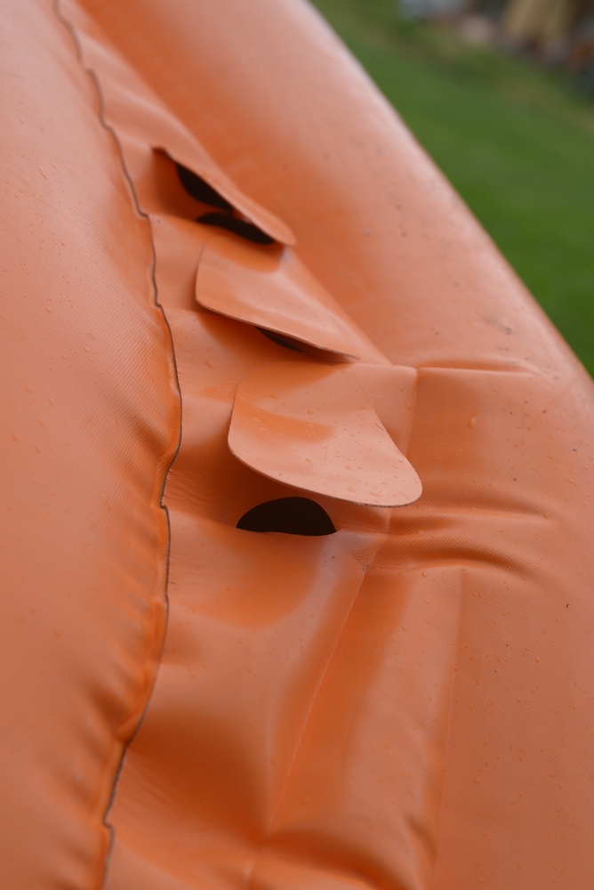 Pohled na systém vylévacích otvorů zvenku / F: Šťovík