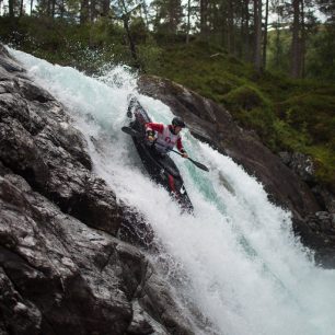 Viki Legat na vodoádu během Bramset Downhill / F: Njål Arnar Johansen