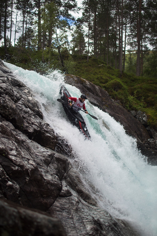 Viki Legat na vodoádu během Bramset Downhill / F: Njål Arnar Johansen