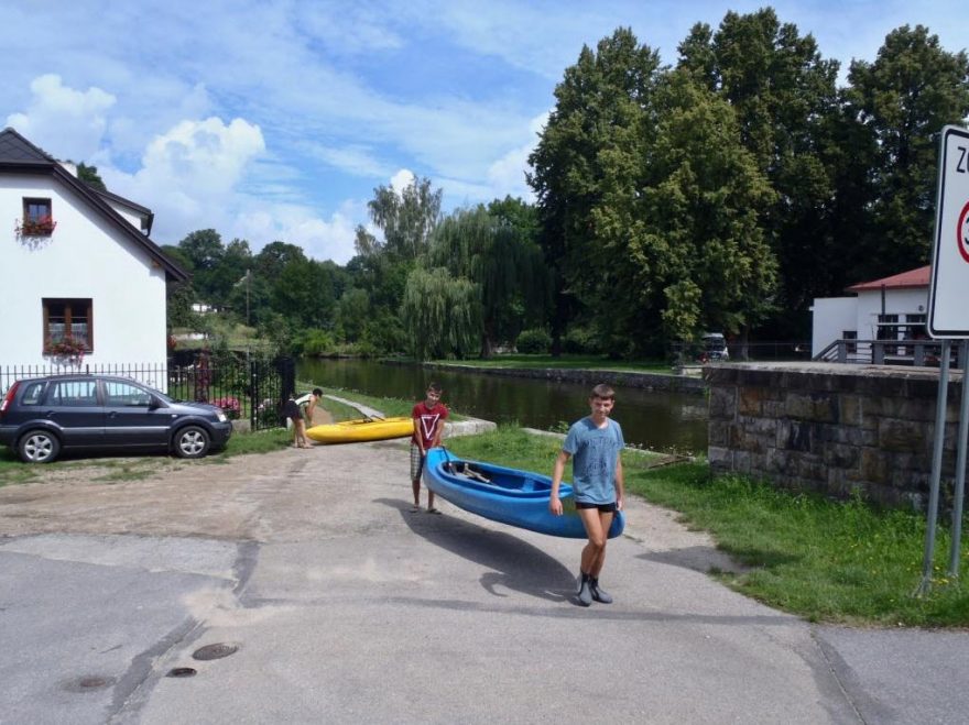 Přenášení jezu Mlýn u devíti