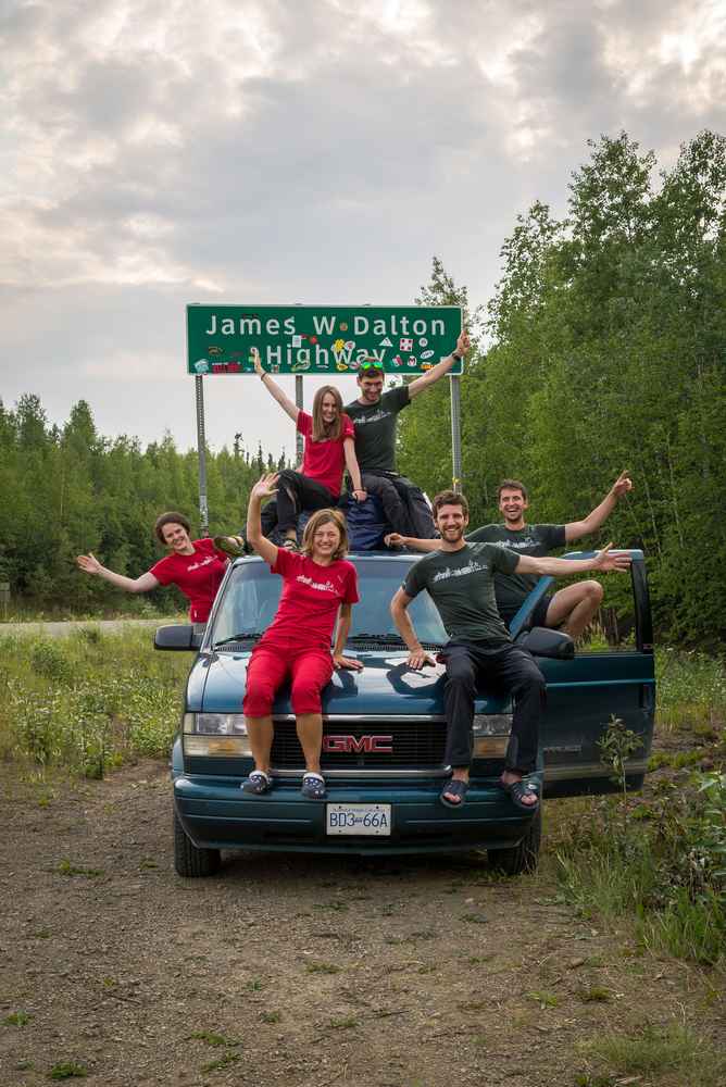 Členové expedice na začátku Dalton Highway, jediné cesty, která vede Aljaškou až k pobřeží Severního Ledového Oceánu / F: Fjolls Expedition