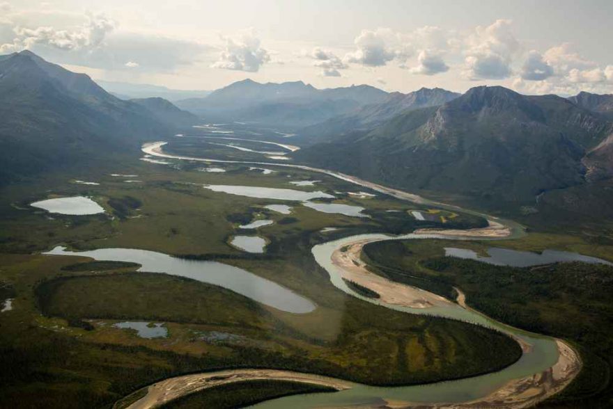 Z letadla poprvé spatříme naši řeku Alatnu, jak klidně meandruje údolím. Tudy budeme plout zpět k civilizaci / F: Fjolls Expedition