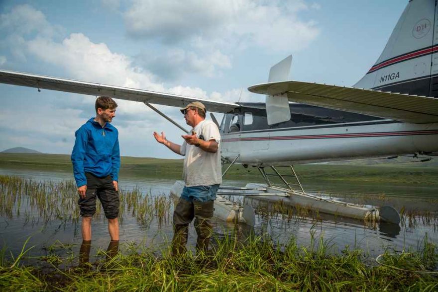 Přistáváme na jezeře za rozvodím a domlouváme s pilotem čas a místo pro vyzvednutí na cestu zpět / F: Fjolls Expedition
