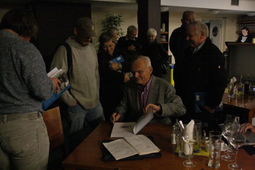 Úvodní autogramiáda