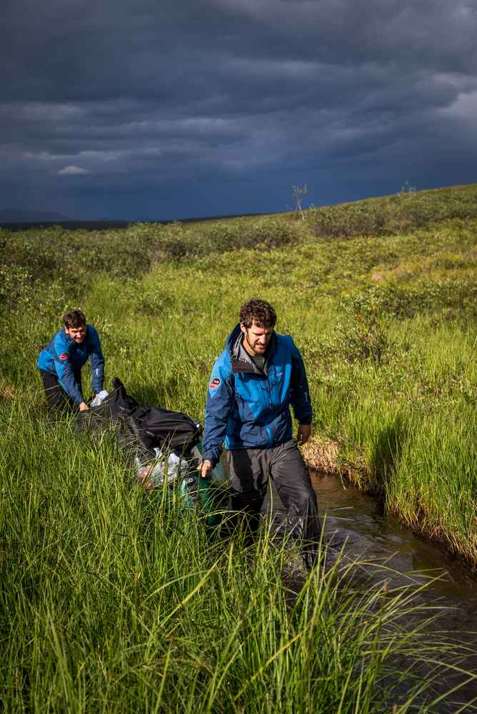 Mezi jezery využíváme potok a táhneme naložené lodě vodou pěšky / F: Fjolls Expedition