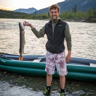 První úlovek a hned pořádná štika! To bude večeře! / F: Fjolls Expedition