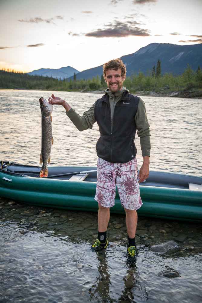 První úlovek a hned pořádná štika! To bude večeře! / F: Fjolls Expedition