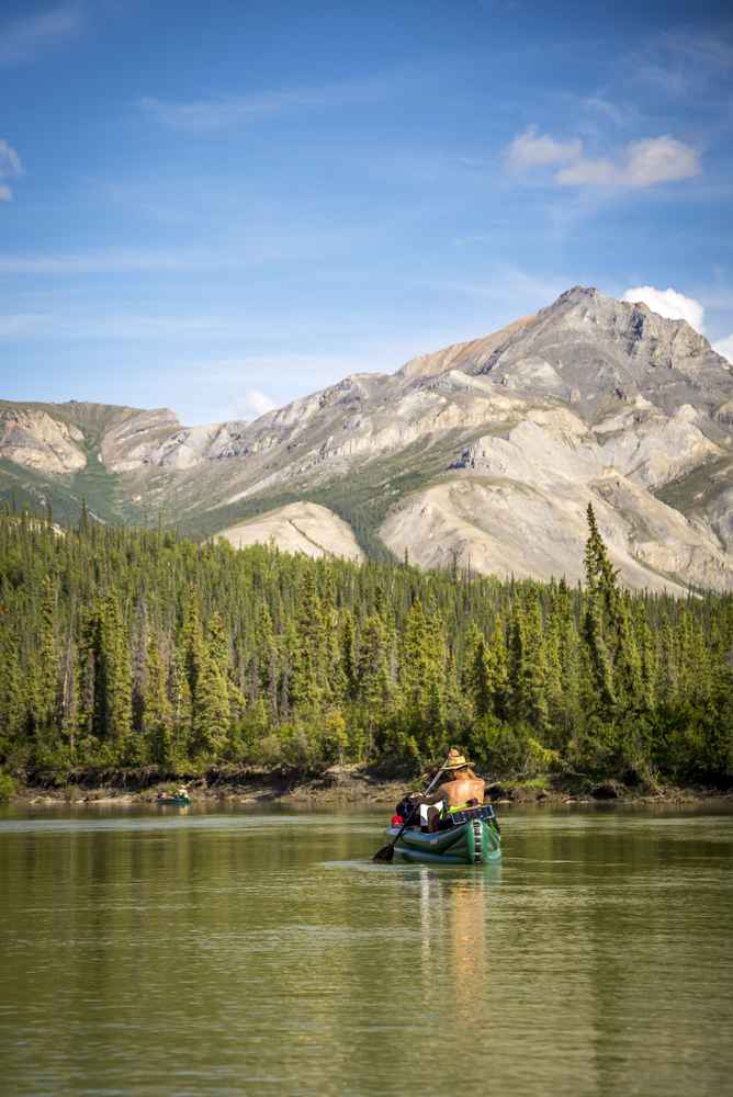 Řeka se zklidňuje a začíná meandrovat. Nadešel čas najít vhodné místo pro stavbu plachetnice! / F: Fjolls Expedition
