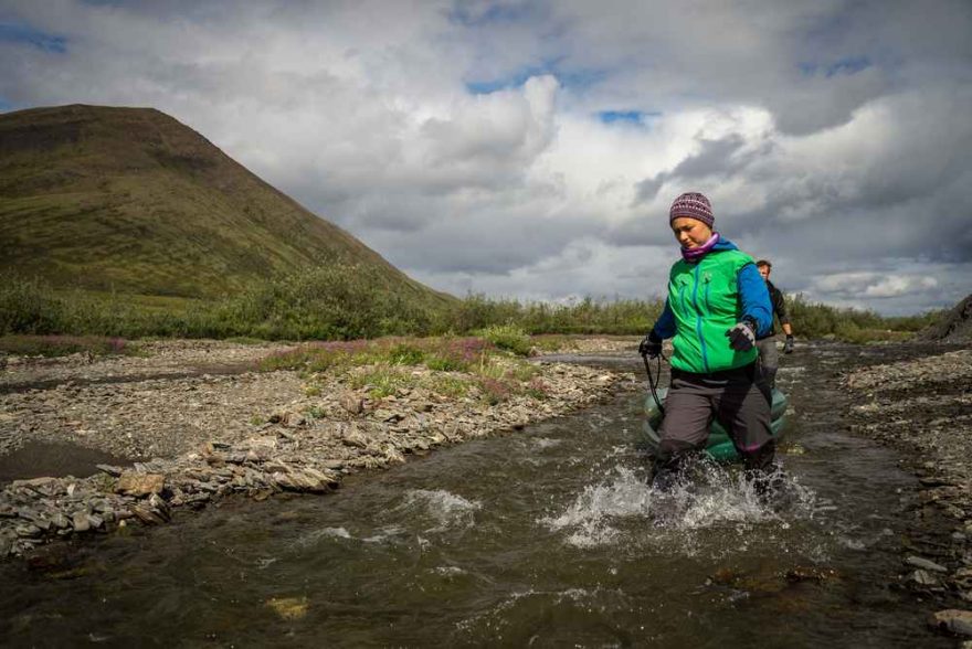 Horní tok Alatny je spíš potok než řeka, a tak musíme lodě táhnout ledovou vodou pěšky. / F: Fjolls Expedition