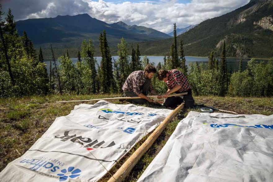 Kluci vymýšlejí pohyblivé upevnění ráhna ke stěžni. / F: Fjolls Expedition