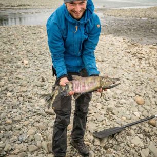 A my si taky jednoho lososa ulovíme. / F: Fjolls Expedition