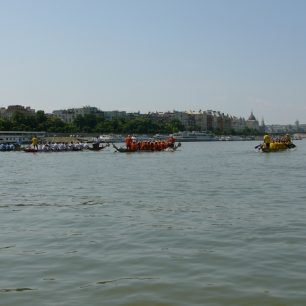 Zúčastnili jsme se i závodu dračích lodí v Budapešti – nevyhráli jsme / f: archiv Marcel Miščík