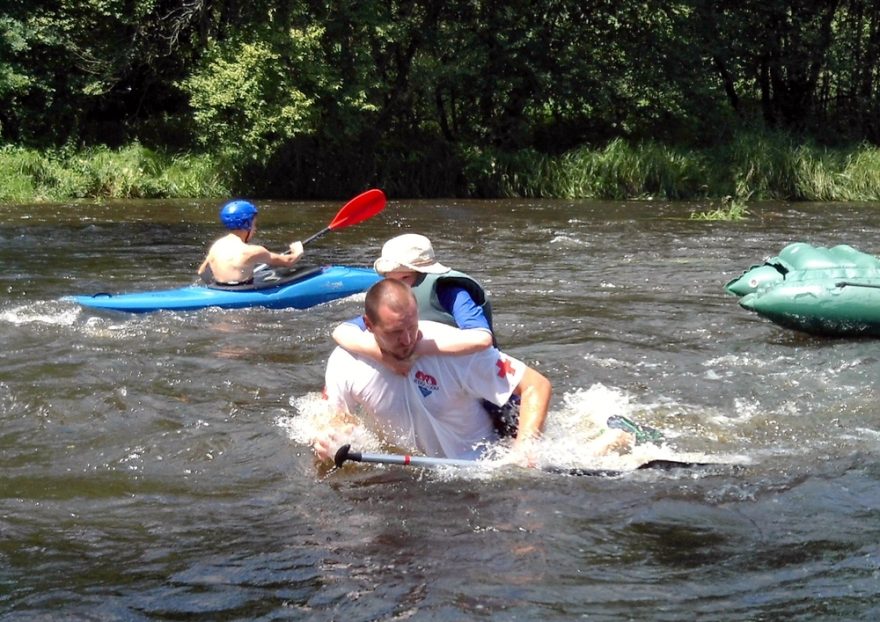Plaváčka je třeba dostat ke břehu všemi dostupnými způsoby