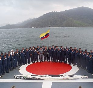 Freya a padesátičlenná posádka kolumbijské lodi, na které přespávala